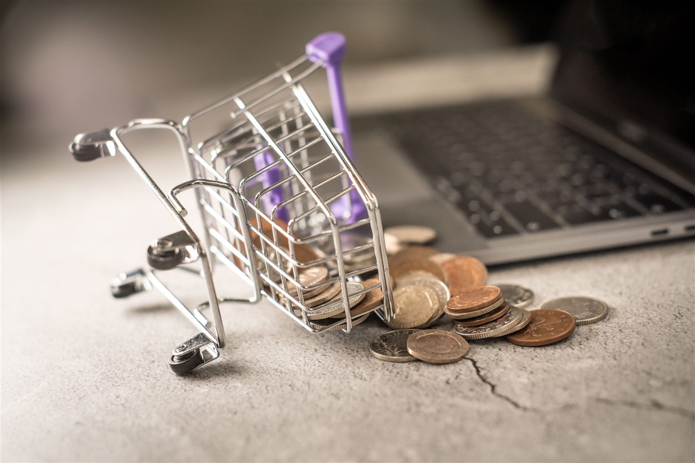 Carrinho de compras com moedas