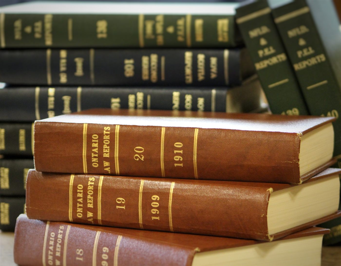 Livros de direito empilhados