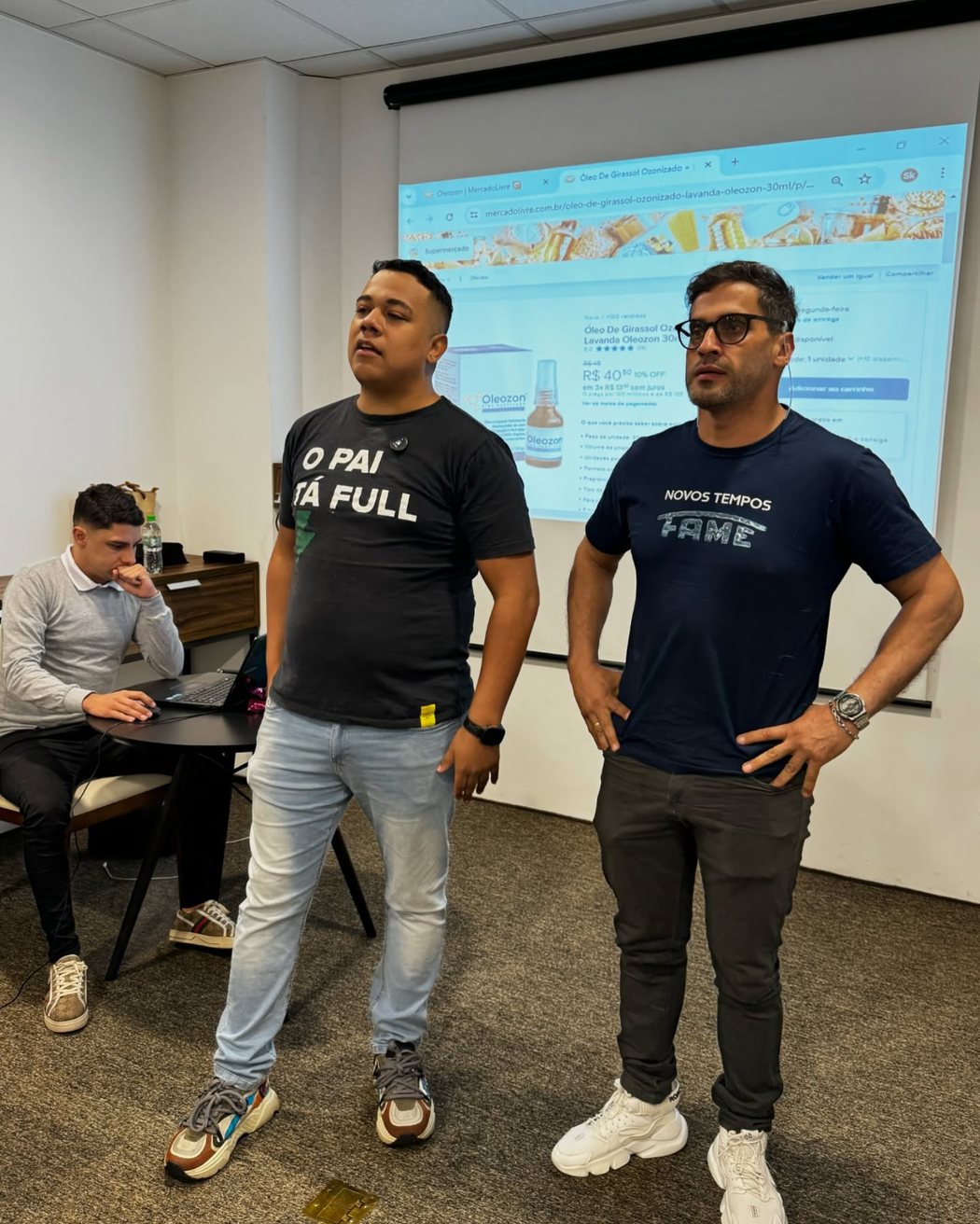 Kleitom Mendes conduzindo aula em Indaiatuba com um anúncio real do Mercado Livre projetado na tela