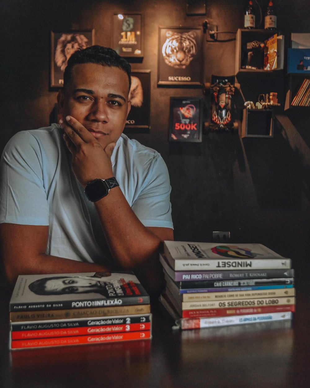 Kleitom Mendes no escritório, cercado de livros de negócios e das placas de faturamento